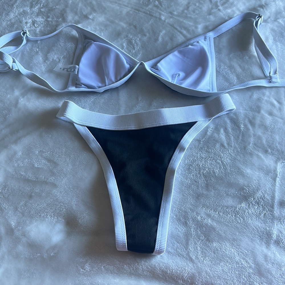 Bikini - Picture 2 of 2